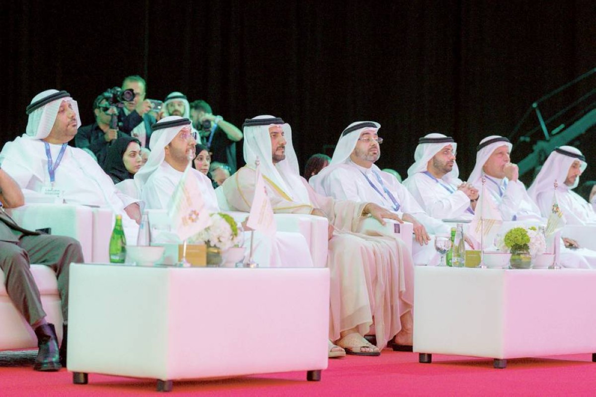 سلطان بن أحمد خلال الجلسة الافتتاحية بحضور عبدالله آل صالح وخالد المدفع والمسؤولين