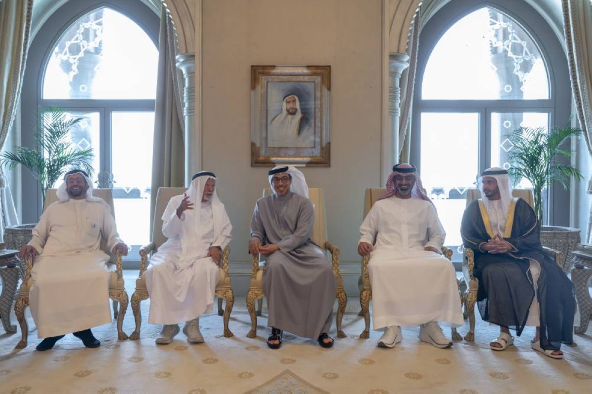 منصور بن زايد وعمار النعيمي خلال الحفل بحضور راشد النعيمي وعلي راشد والعريس