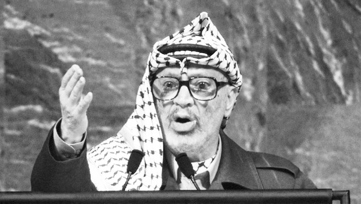 1988 أمريكا ترفض منح ياسر عرفات تأشيرة دخول لإلقاء خطاب في مقر الأمم المتحدة.