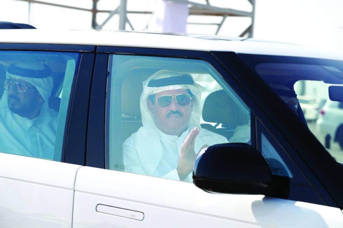 سلطان بن حمدان خلال متابعته للمنافسات