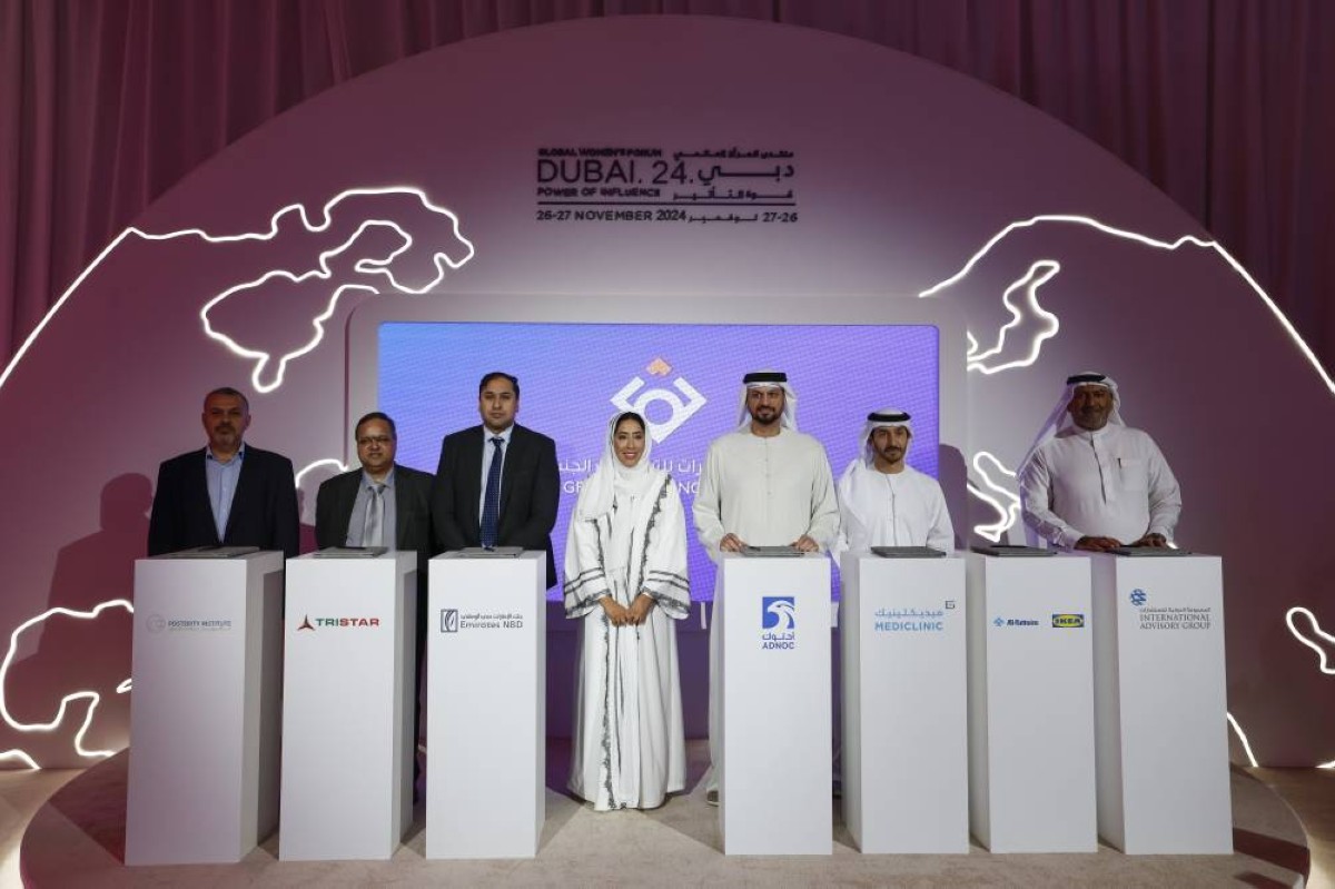منى المري وممثلو الشركات الموقعة على الانضمام لـ«تعهد تسريع الهدف الخامس من أهداف التنمية المستدامة» | تصوير: محمد هشام