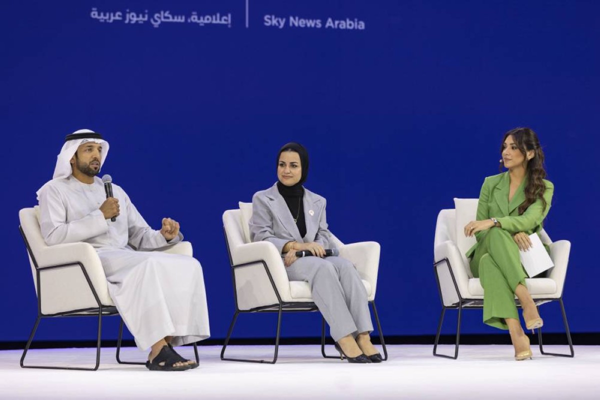 سلطان النيادي وروان توفيقي خلال الجلسة