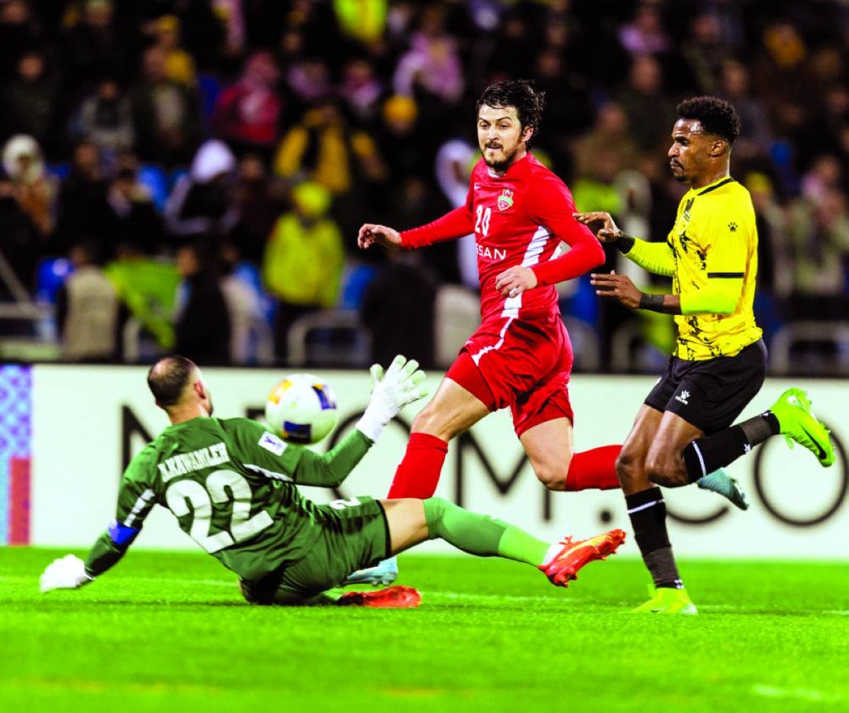 سردار أزمون يحرز هدف شباب الأهلي الأول 