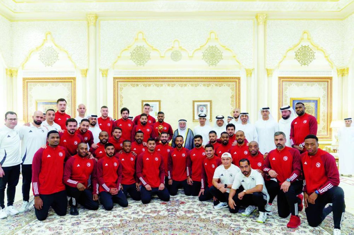 حاكم الشارقة يتوسط اللاعبين والجهاز الفني وأعضاء مجلس إدارة نادي الشارقة بطل آسيوية كرة اليد