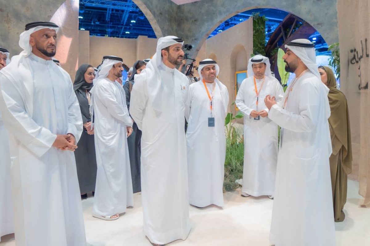 سلطان بن أحمد خلال زيارته الكونغرس العالمي للإعلام بحضور عبدالله آل حامد وطارق علاي