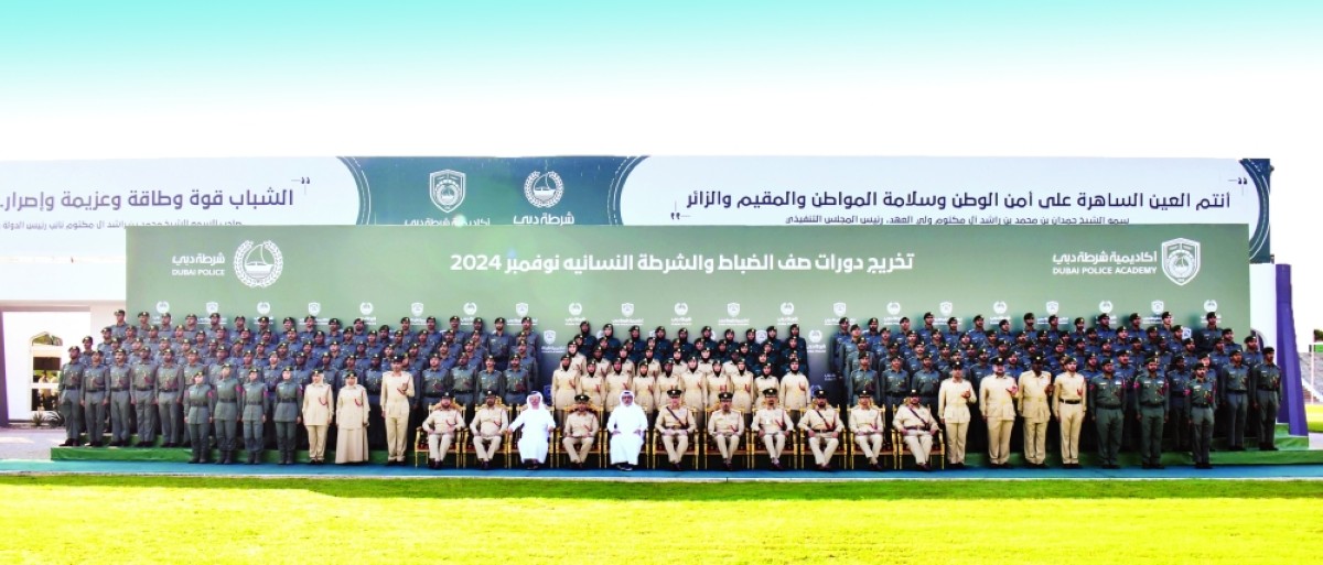 عبدالله المري وكبار الضباط خلال حفل التخريج