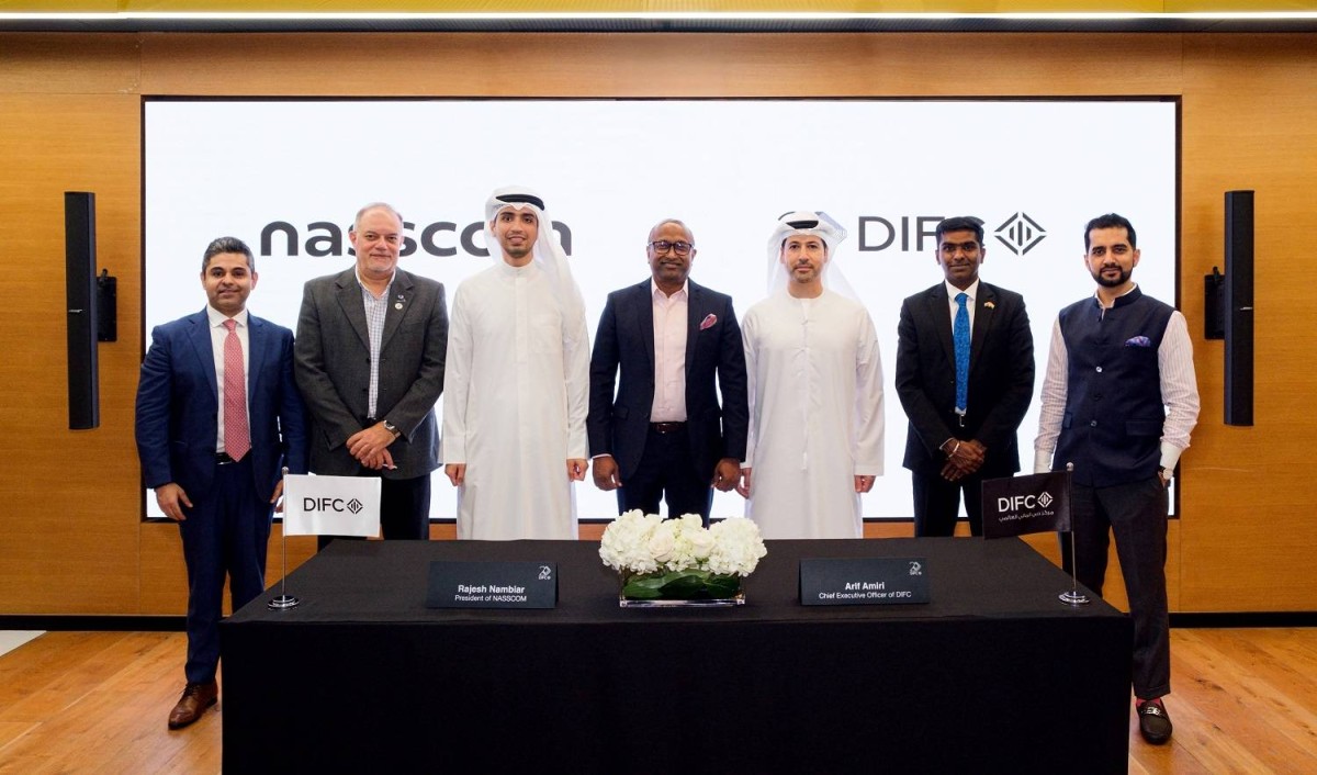 عارف أميري والحضور خلال توقيع مذكرة التفاهم