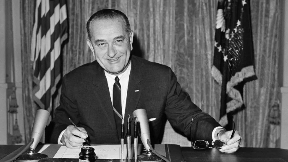 1963 الرئيس الأمريكي ليندون جونسون يشكل لجنة خاصة للتحقيق في اغتيال جون كينيدي.