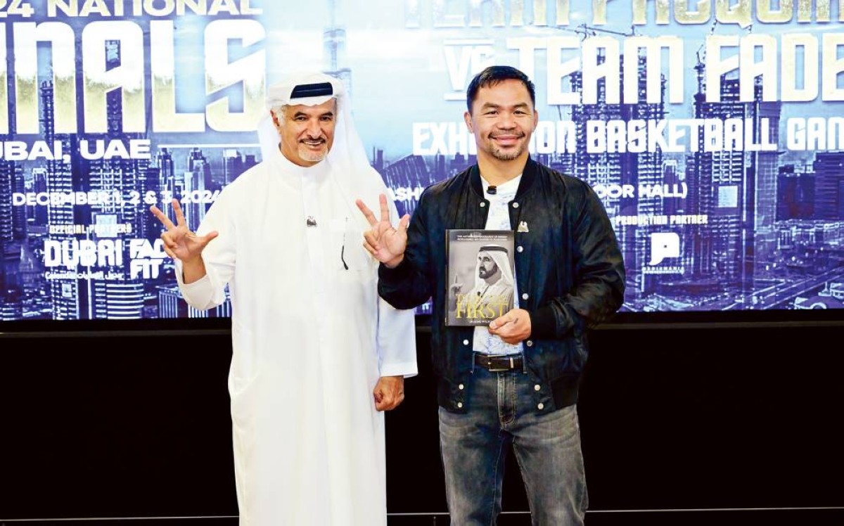 سعيد حارب يهدي كتاب «أن تكون الأول» إلى ماني باكياو