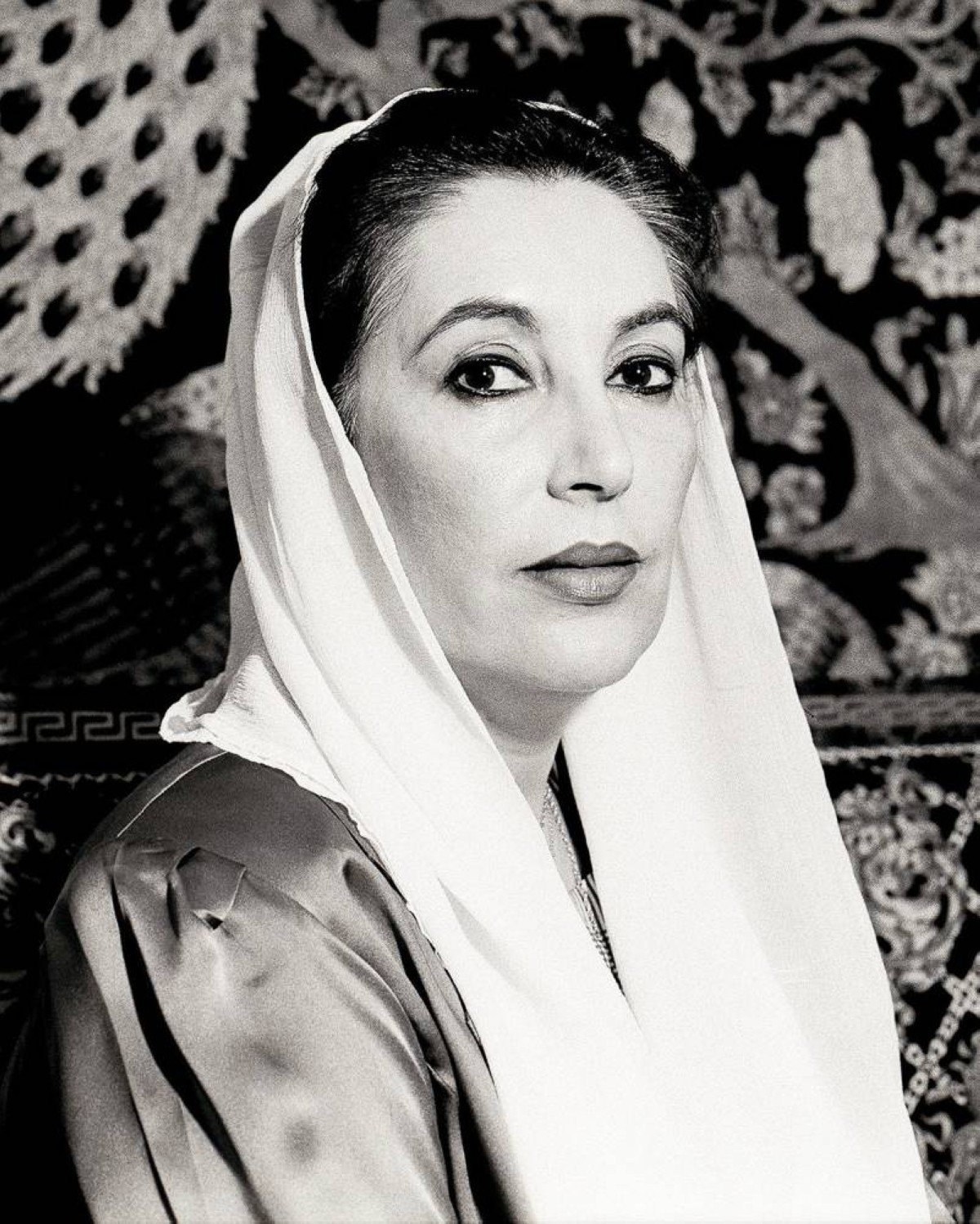 1988_ انتخاب بيناظير بوتو ابنة الرئيس الراحل ذو الفقار علي بوتو رئيسة لوزراء باكستان. 