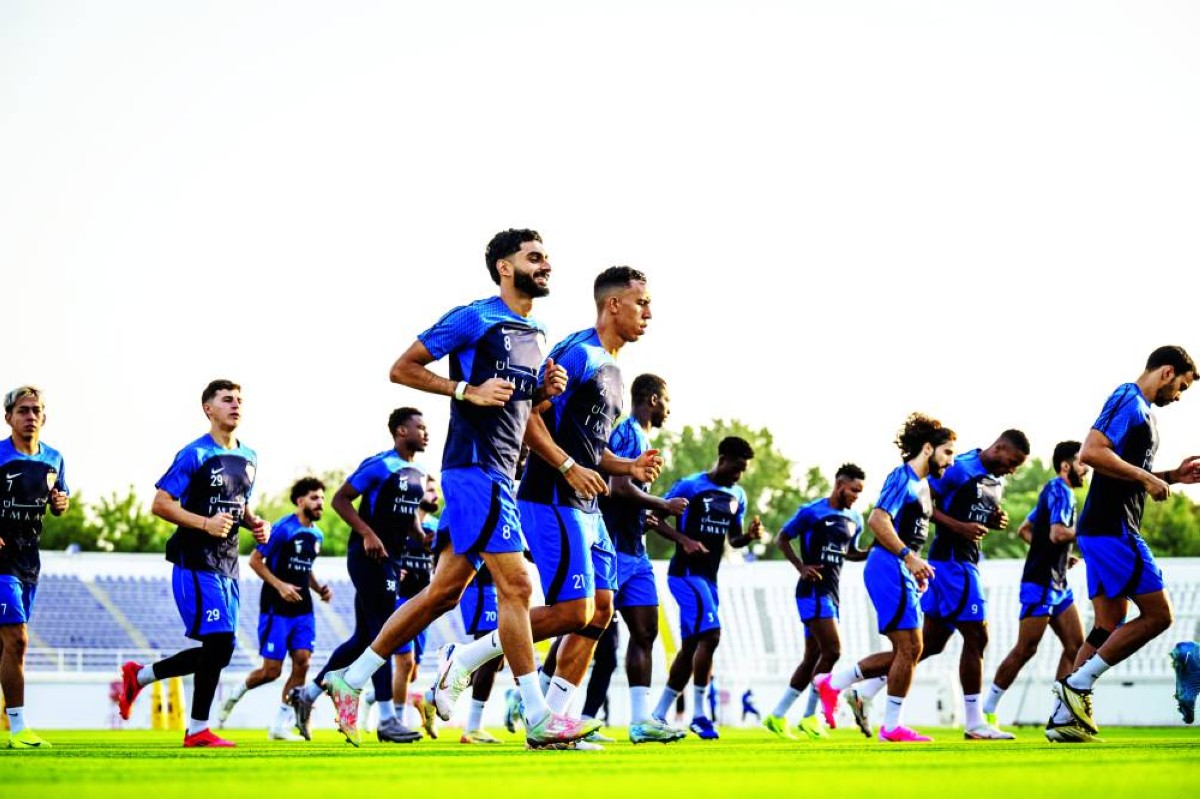 لاعبو العين خلال التدريبات