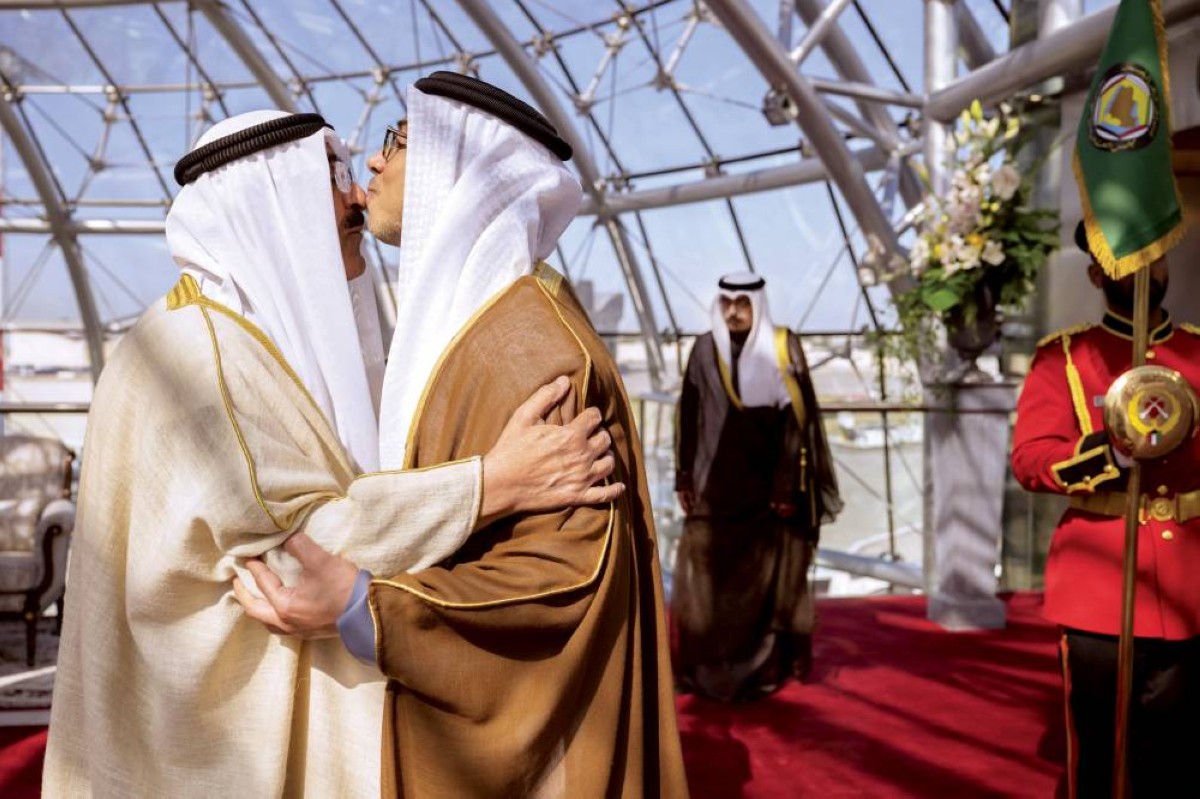 مشعل الصباح مستقبلاً منصور بن زايد