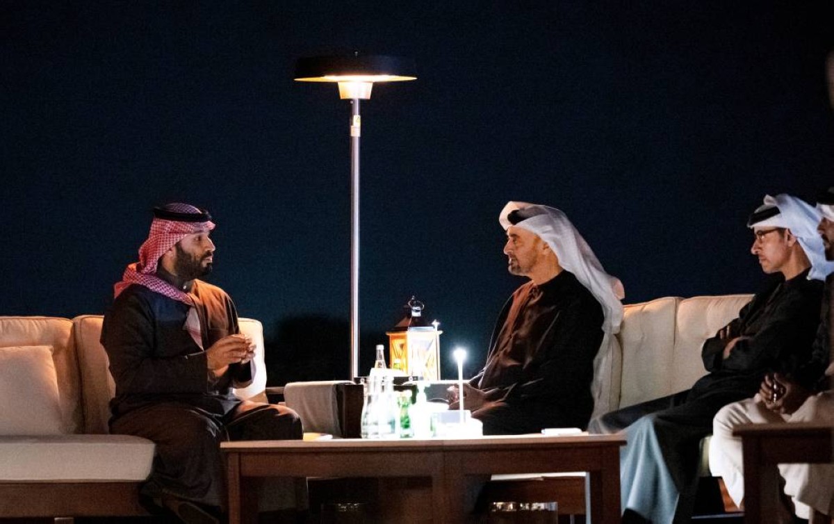 محمد بن زايد في حديث مع محمد بن سلمان بحضور هزاع بن زايد