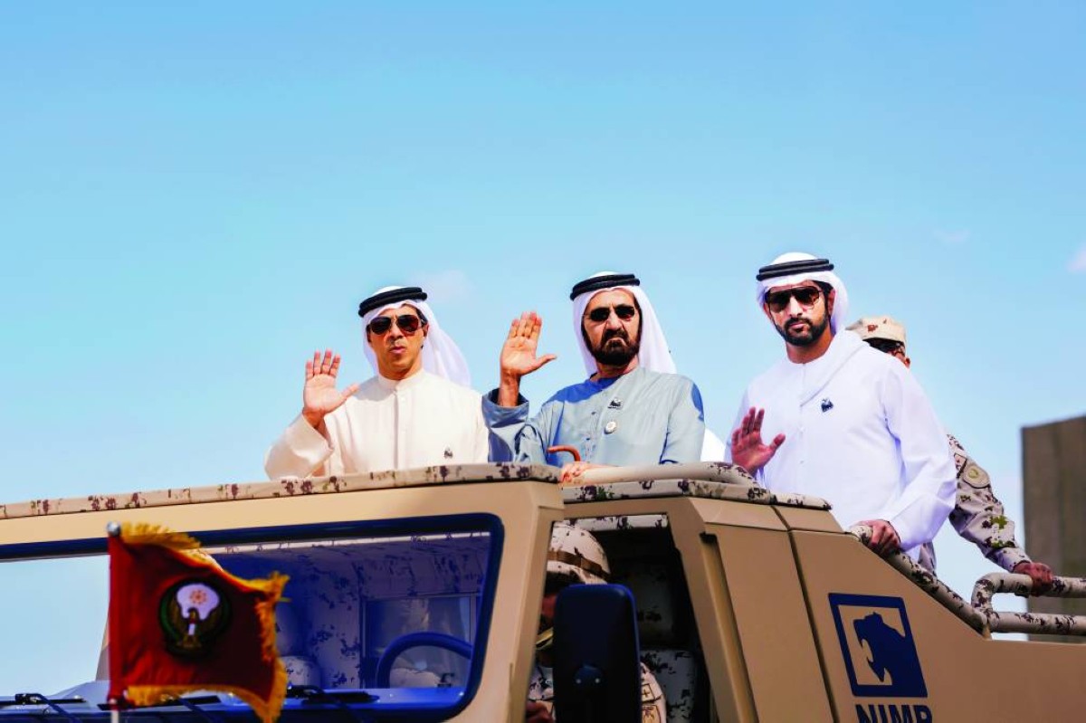 محمد بن راشد ومنصور بن زايد وحمدان بن محمد خلال استعراض جنود قواتنا المسلحة