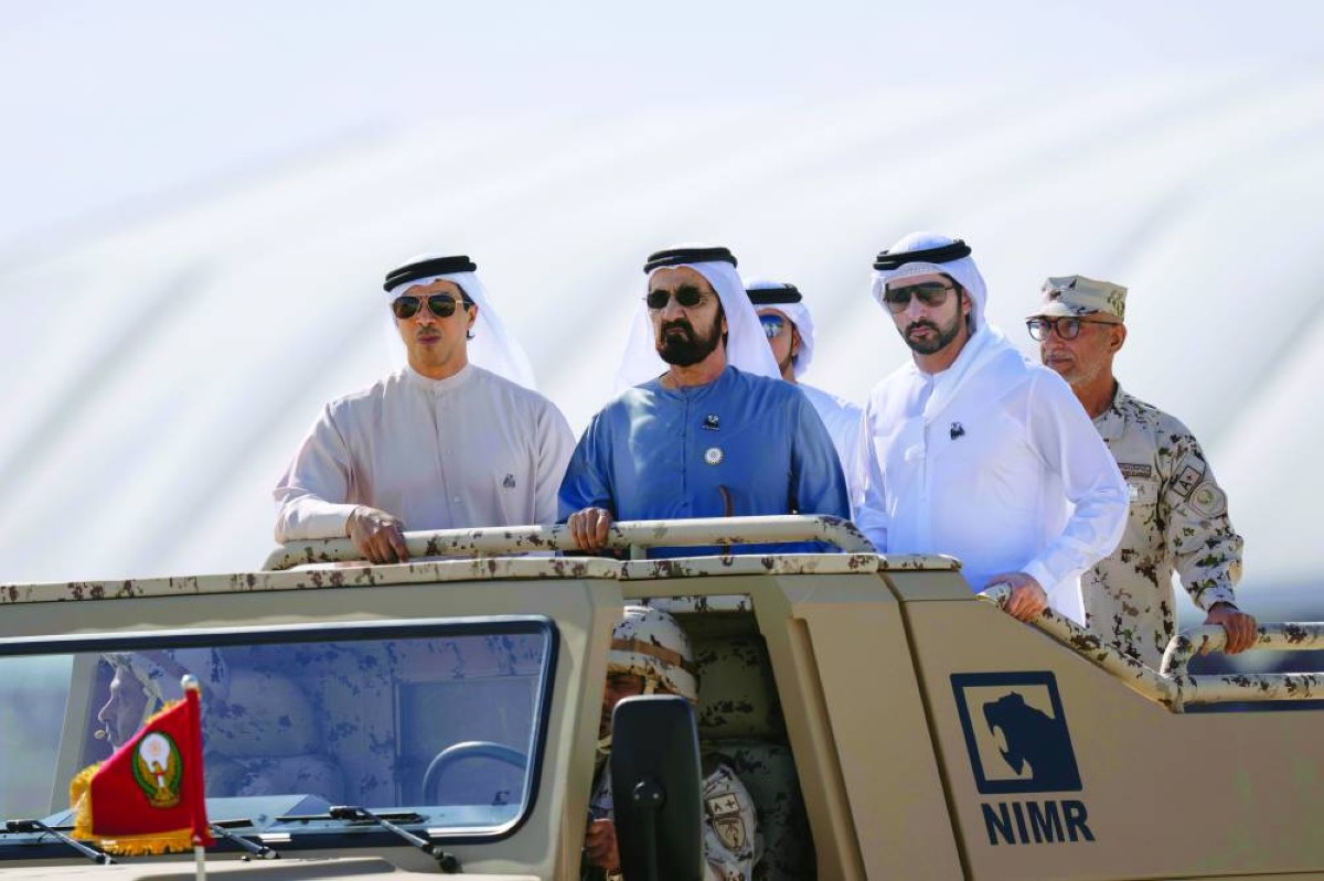 محمد بن راشد ومنصور بن زايد وحمدان بن محمد خلال استعراض جنود قواتنا المسلحة
