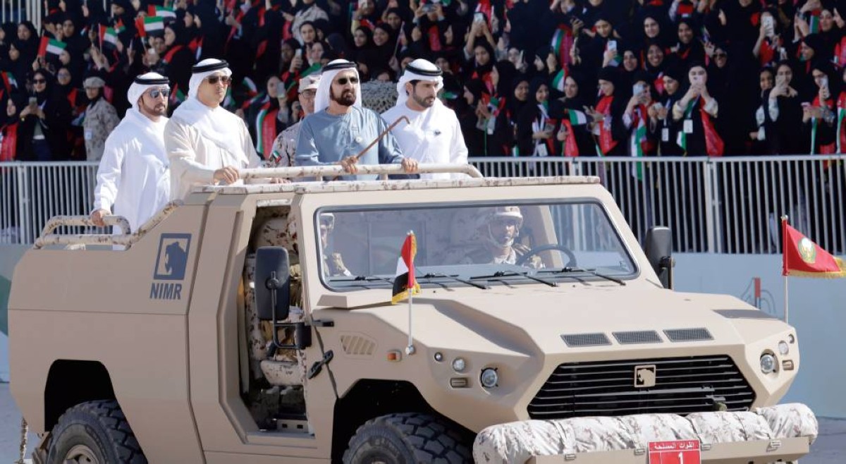 محمد بن راشد ومنصور بن زايد وحمدان بن محمد بحضور سلطان السبوسي خلال استعراض جنود قواتنا المسلحة