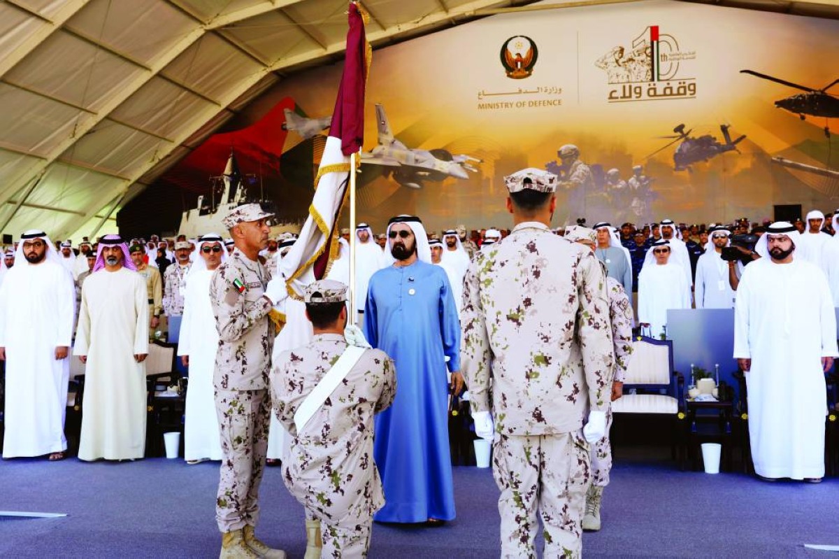  محمد بن راشد يشهد تسليم علم قيادة لواء خليفة بن زايد المحمول جواً بحضور عمار النعيمي ومحمد الشرقي وراشد المعلا 