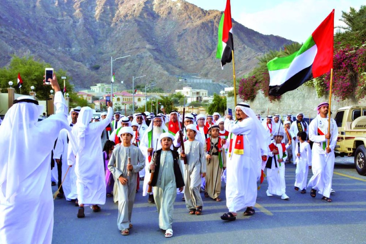 مسيرة وطنية بمشاركة جميع الفئات المجتمعية في إحدى مناطق الفجيرة