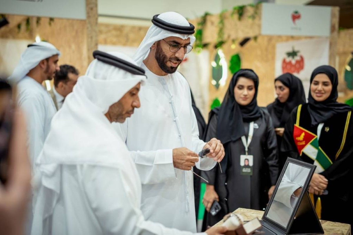 محمد بن كايد القاسمي خلال جولته بالمعرض
