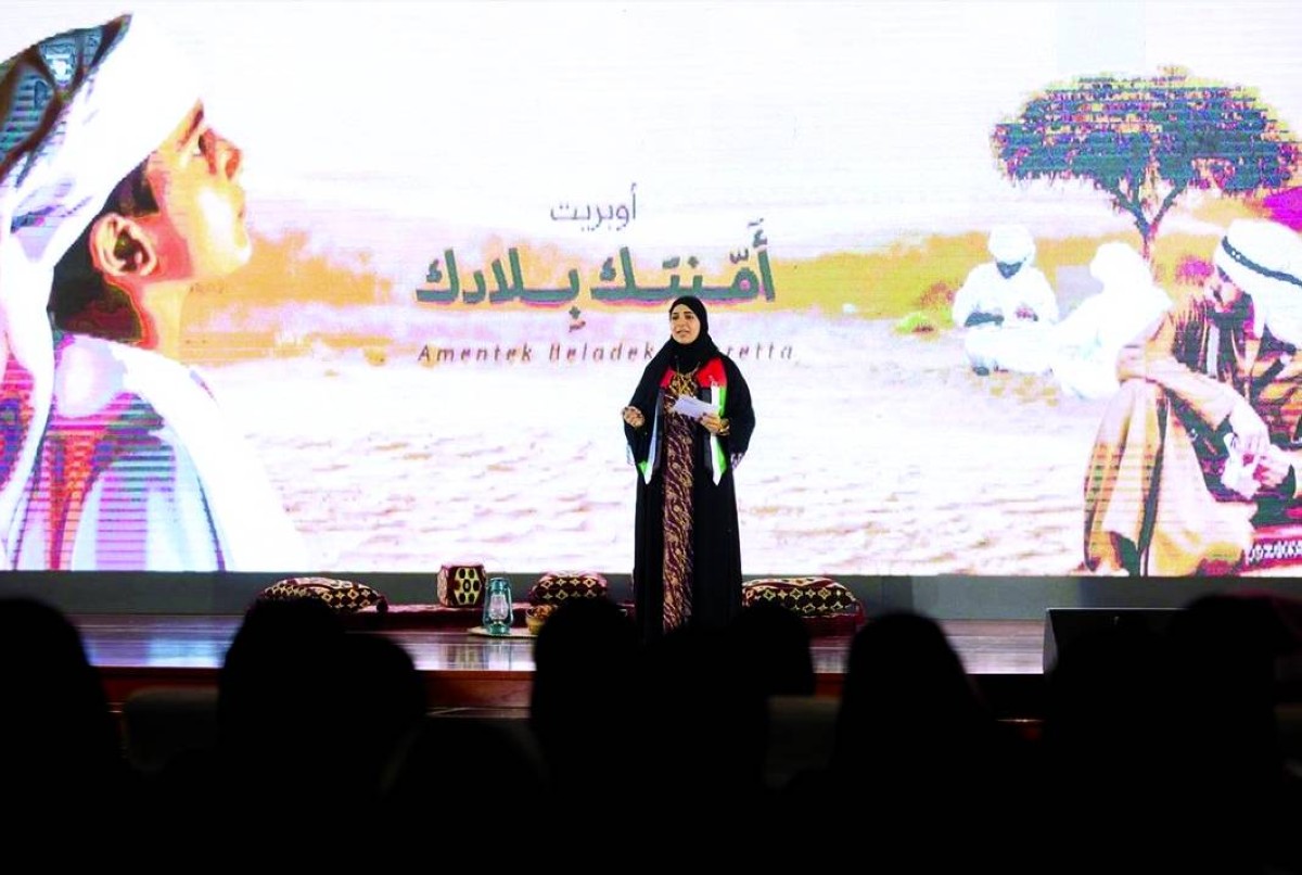 طالبات جامعة الإمارات خلال تقديم أوبريت «أمنتك بلادك»