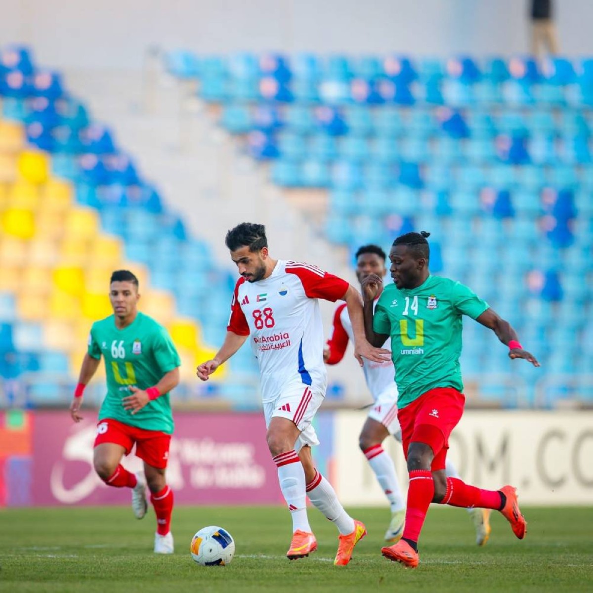 ماجد حسن لاعب الشارقة ومرور من لاعبي الوحدات