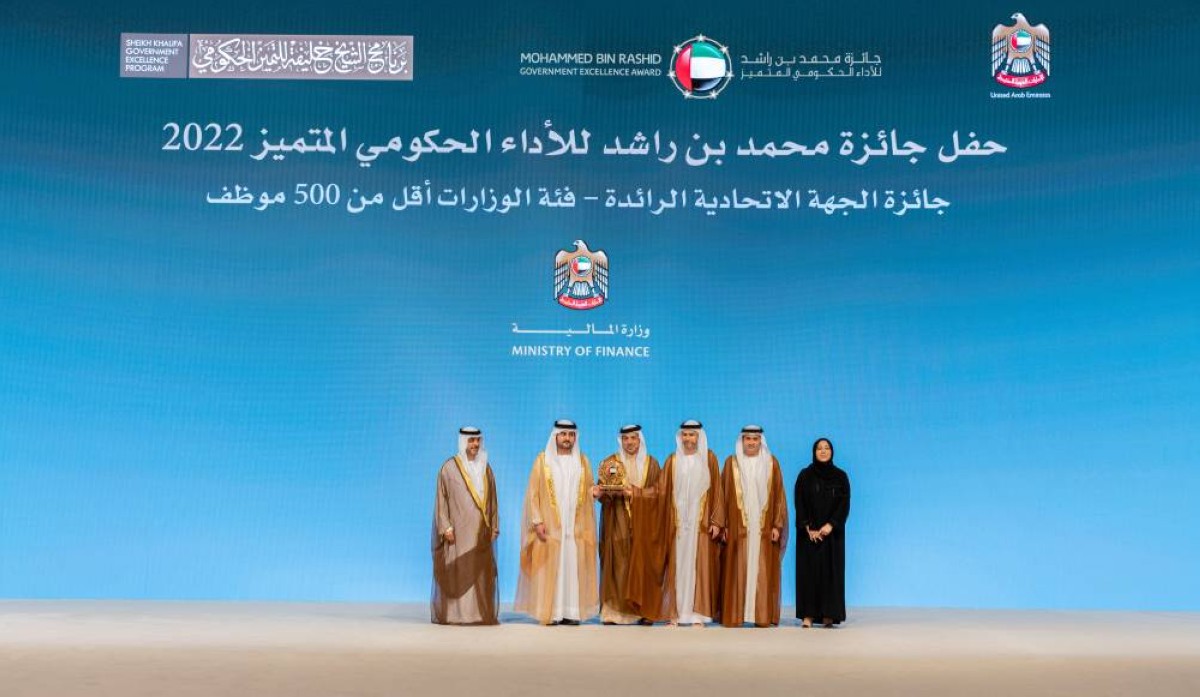 منصور بن زايد مكرماً مكتوم بن محمد وفريق وزارة المالية