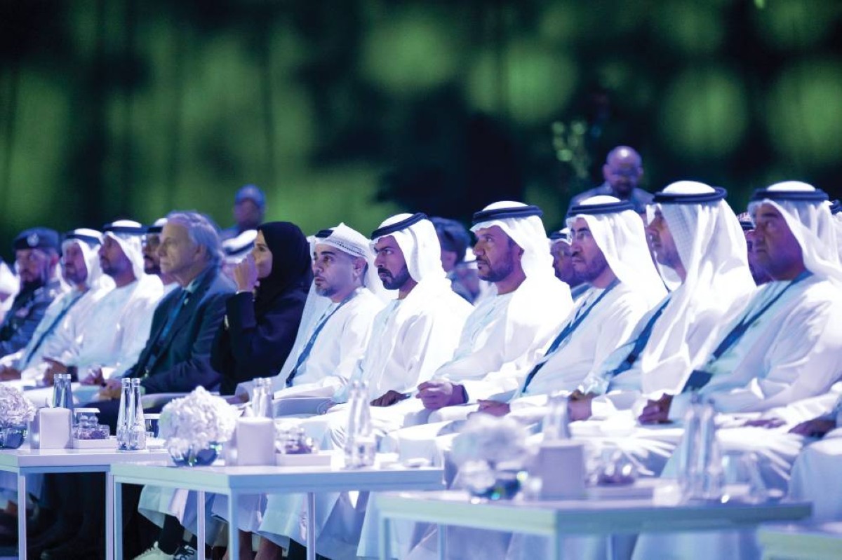 خليفة بن طحنون وأحمد الزعابي ومسؤولون خلال افتتاح أسبوع أبوظبي للأعمال