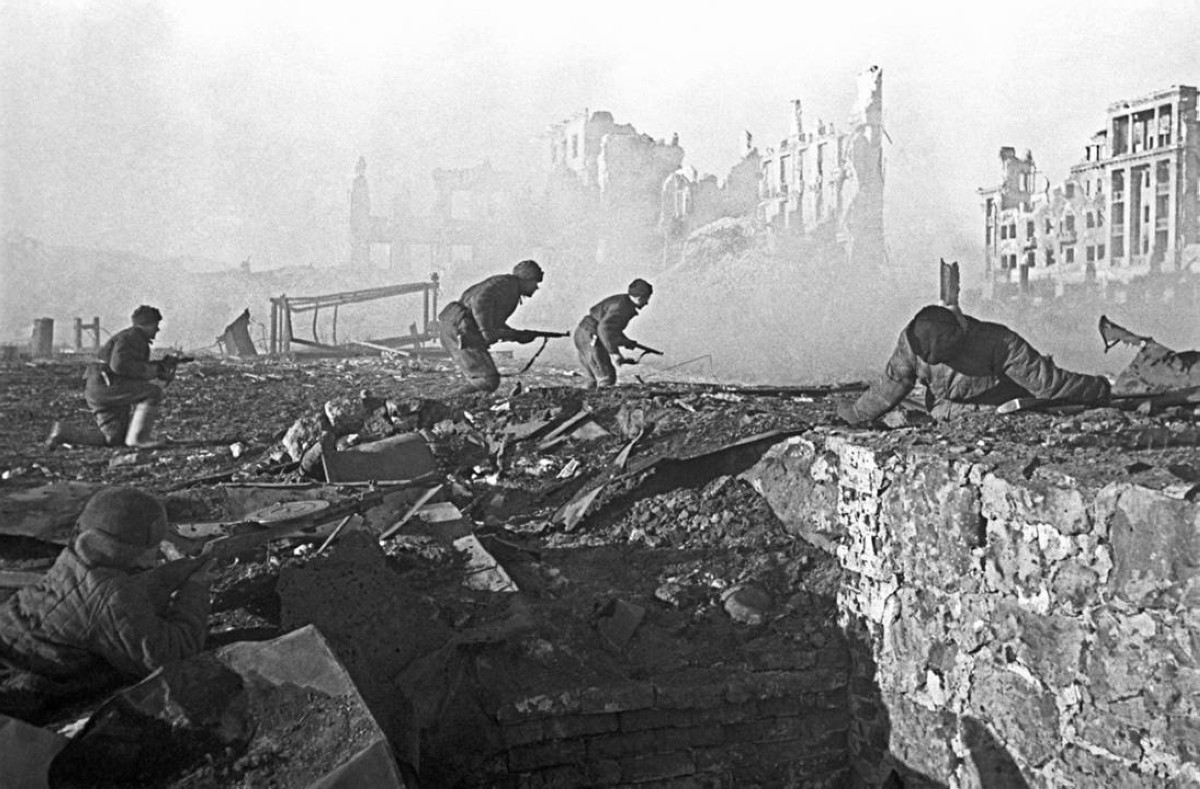 1941  -  الاتحاد السوفيتي يبدأ هجومه المضاد ضد ألمانيا النازية في الحرب العالمية الثانية.