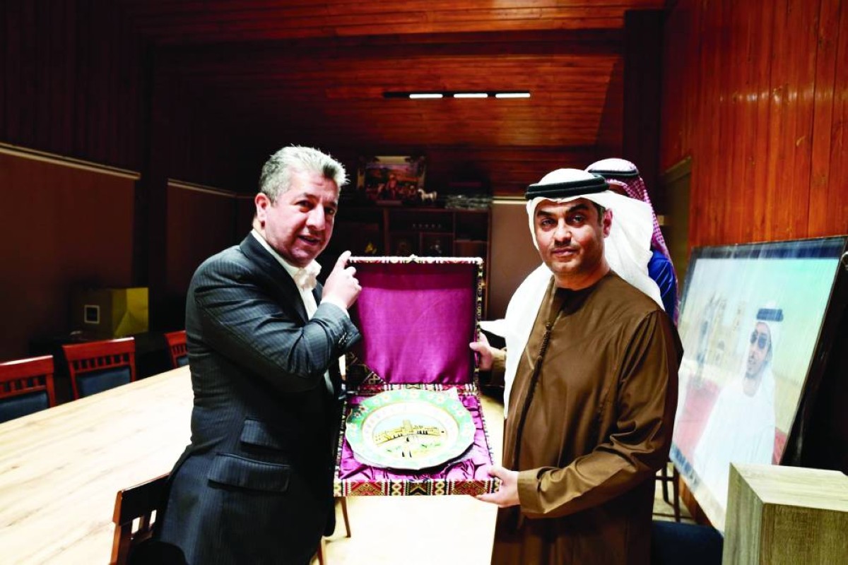 مسرور البارزاني يسلّم محمد الحربي الدرع التذكارية