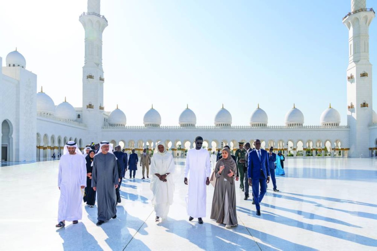 باسيرو فاي خلال الزيارة بحضور سعيد النقبي ويوسف العبيدلي وعدد من كبار المسؤولين في السنغال
