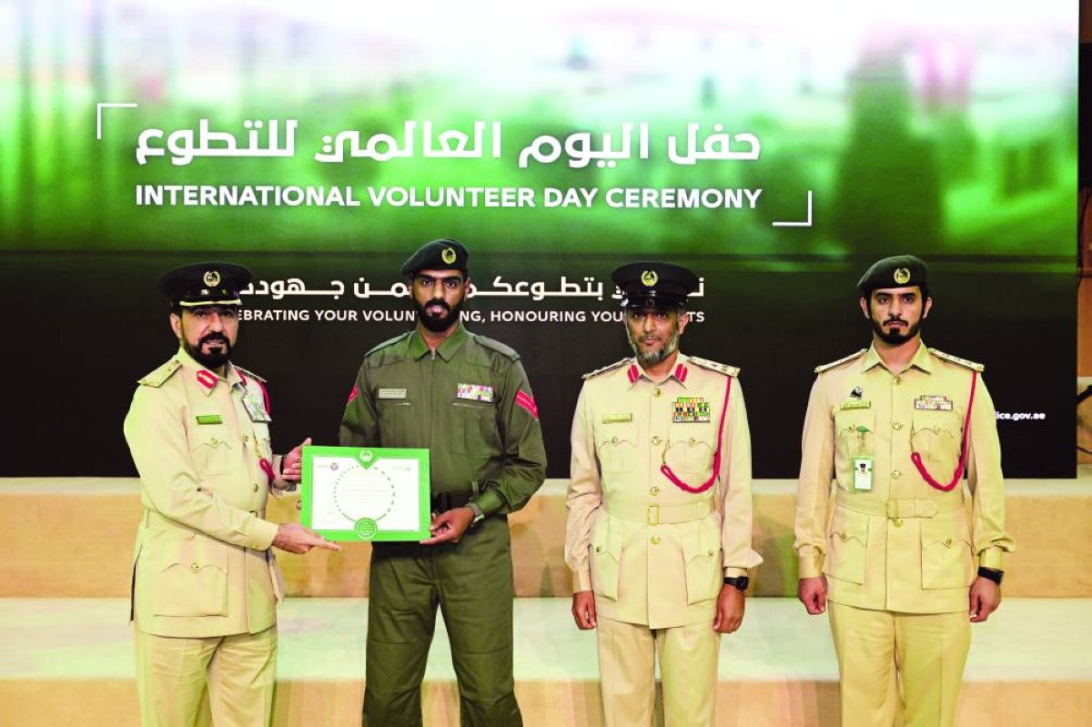 عبد القدوس العبيدلي وعلي المنصوري خلال تكريم المتطوعين