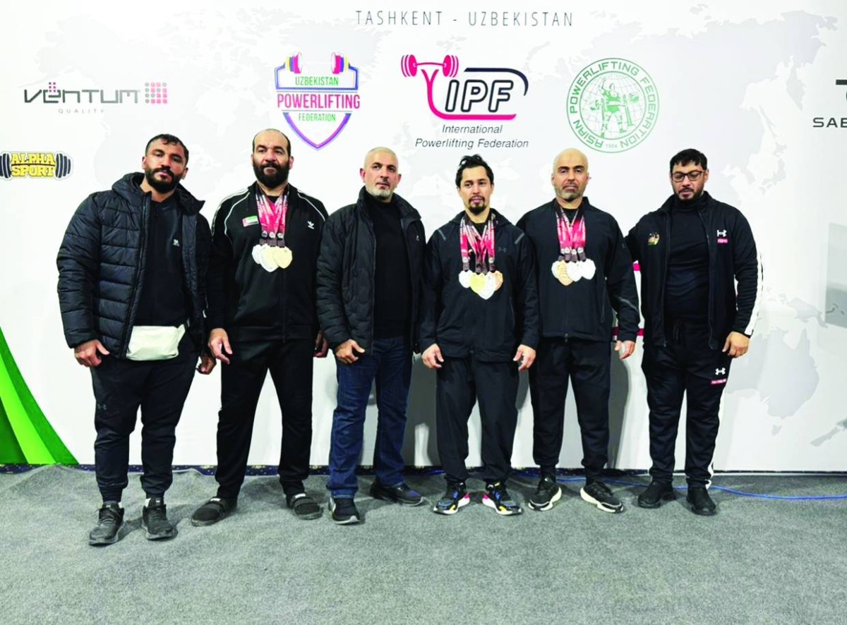 محمد عبد الرحيم المري يتوسط لاعبي منتخب الإمارات للقوة البدنية