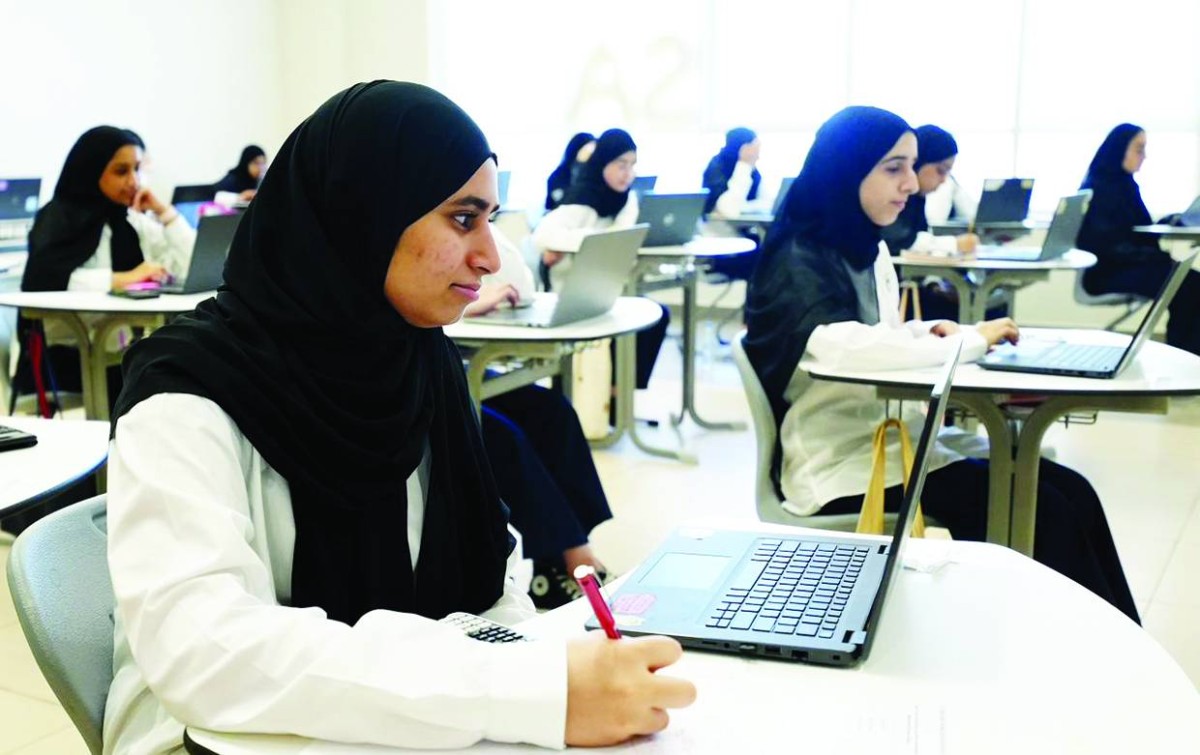 طالبات في الامتحانات