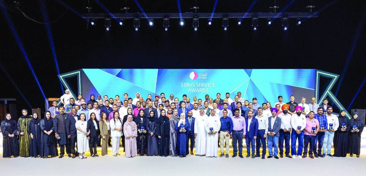 سيف الفلاسي يتوسط الموظفين المكرمين من مجموعة «إينوك»
