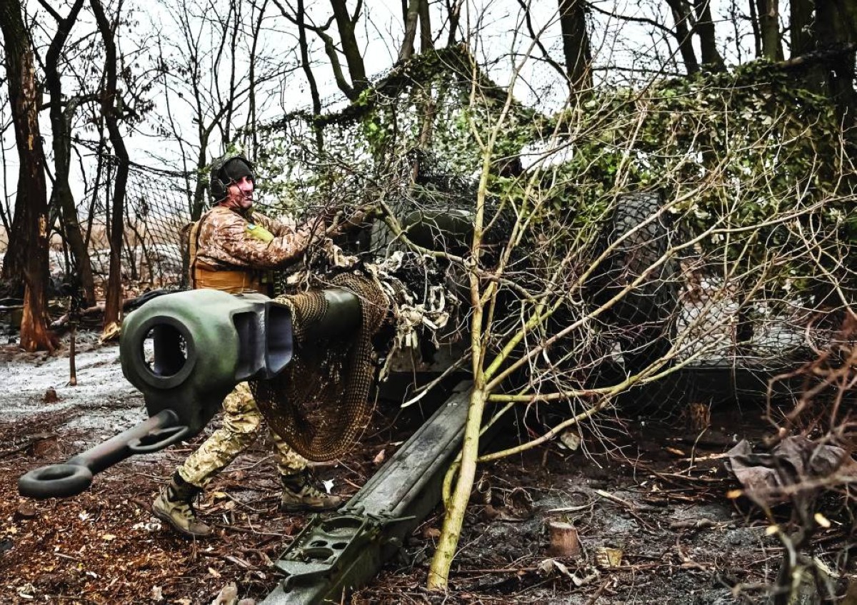جندي أوكراني يستعد لإطلاق نيران مدفعه على مواقع قوات روسية في منطقة زابوريجيا 