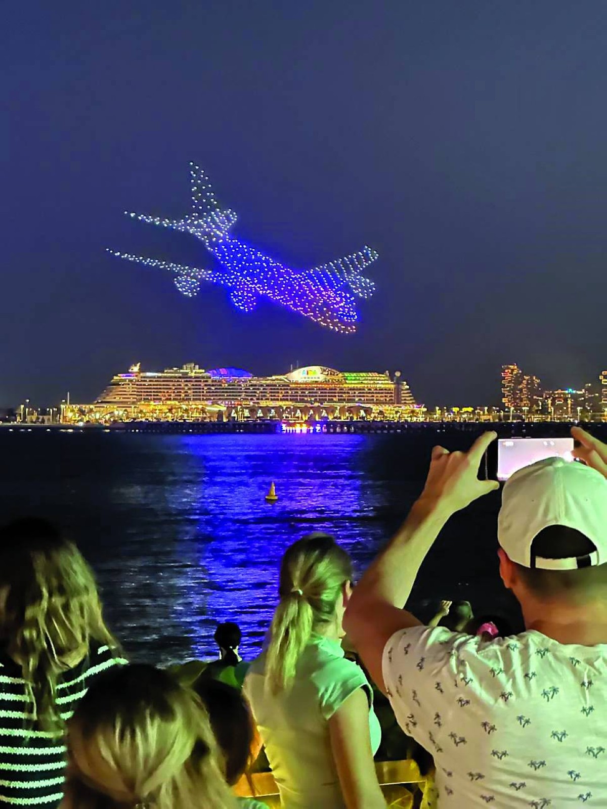 عروض الدرونز في جزيرة بلو وترز خلال حفل انطلاق المهرجان