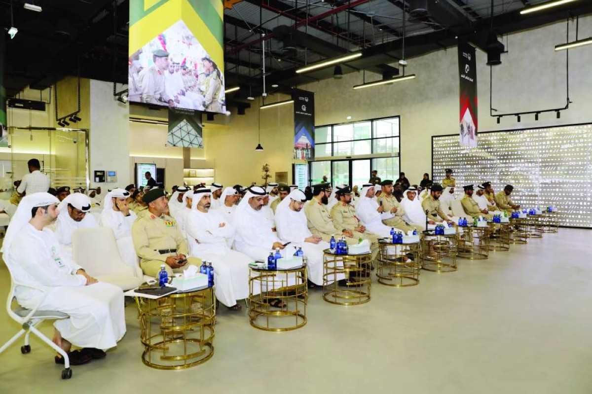 ضباط من شرطة دبي وعدد من الشركاء الاستراتيجيين خلال حضور أعمال «المختبر الجنائي الأمني»