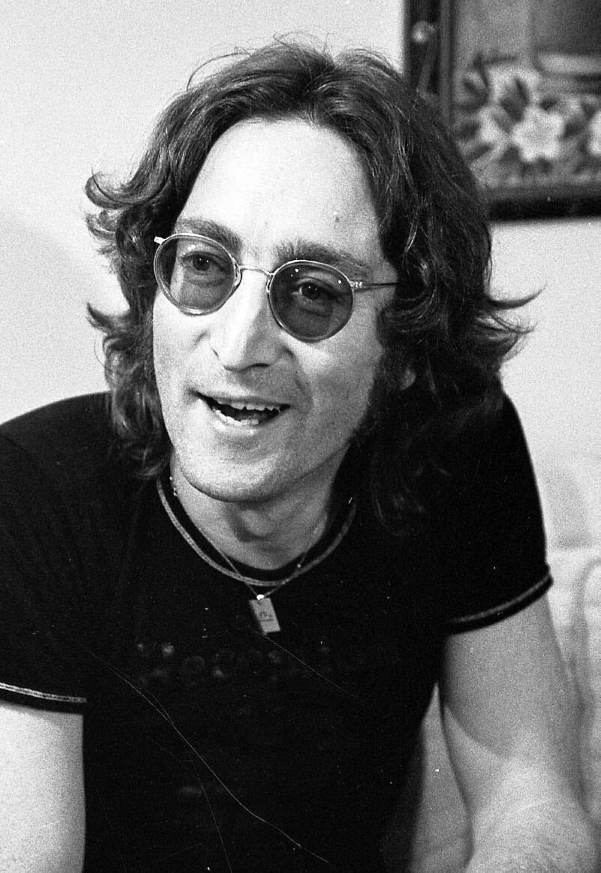 1980 اغتيال المغني الإنجليزي جون لينون في نيويورك على يد شخص مختل عقلياً.