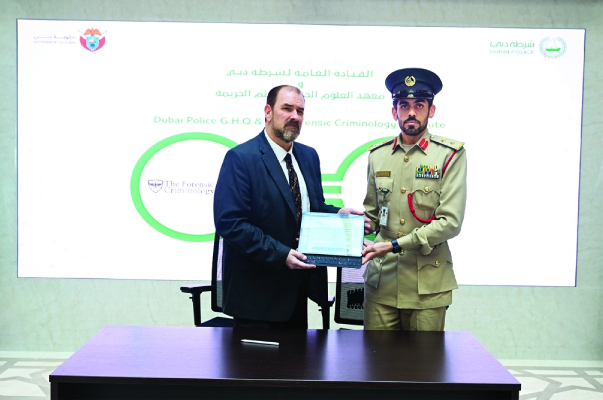 راشد الغافري وبرينت إي تورفي عقب توقيع المذكرة