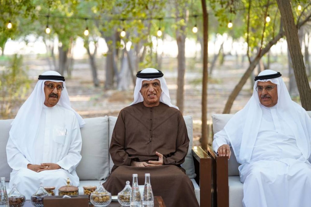 سعود بن صقر خلال اللقاء بحضور أحمد الطاير وسعيد الكندي