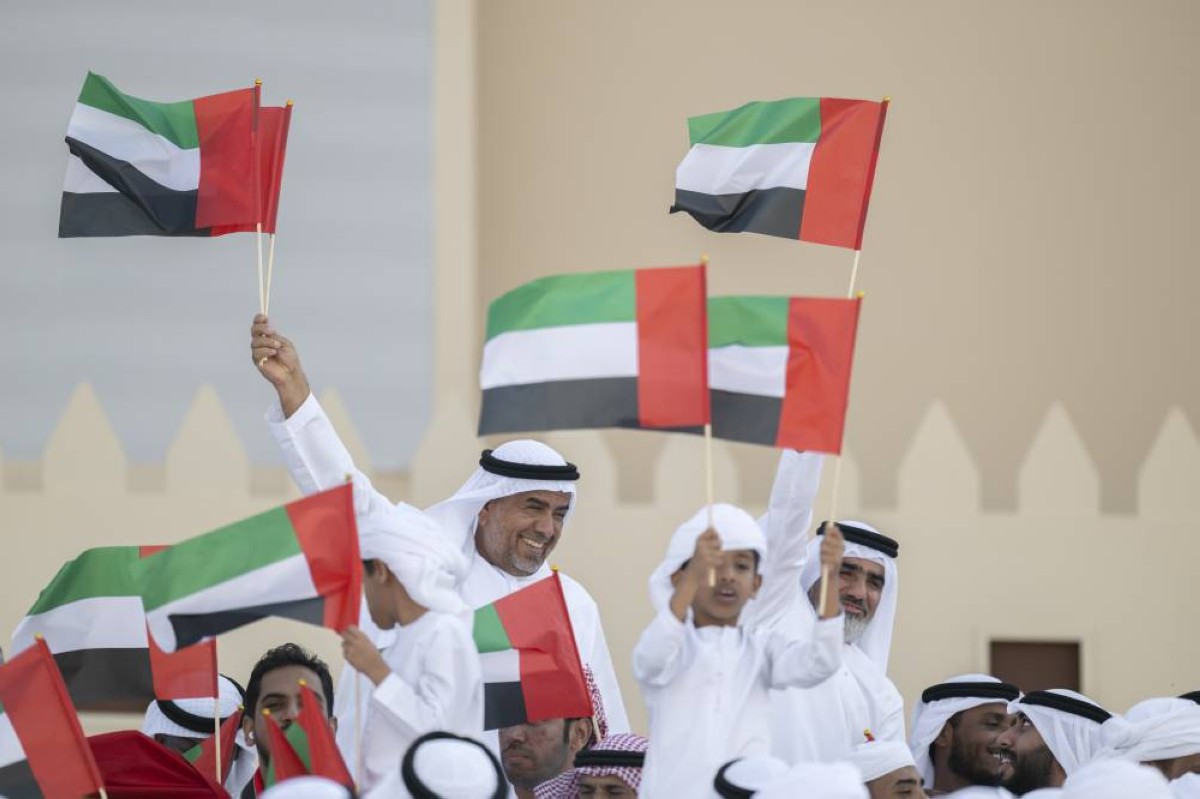 علم الوطن ترفعه الأيدي والفرحة تغمر القلوب