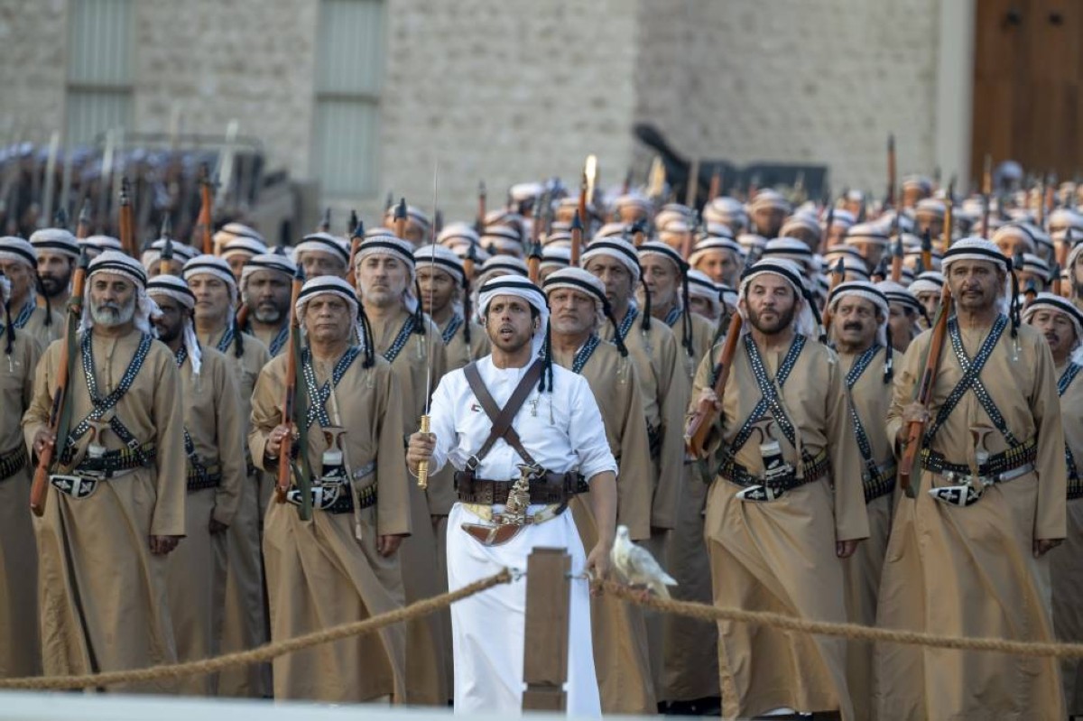 حمد العامري ينشد أغنياته الوطنية خلال مشاركته في مسيرة الاتحاد