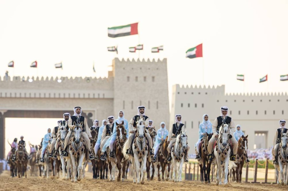 شبان وشابات خلال عروض الخيالة