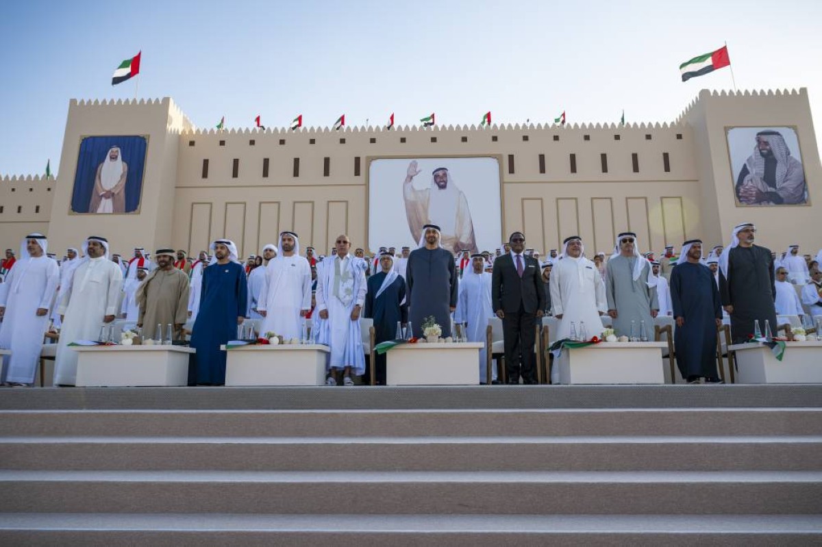 رئيس الدولة ومنصور بن زايد والرئيس الموريتاني ورئيس مالاوي وخالد بن محمد وولي عهد البحرين وحمدان وهزاع بن زايد وولي عهد رأس الخيمة وسيف وسرور بن محمد وعمر بن زايد خلال حضورهم مسيرة الاتحاد
