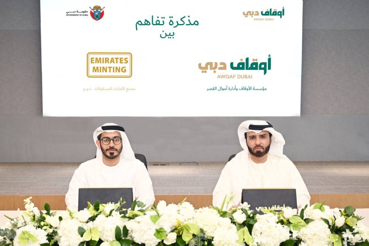 علي المطوع وعيسى الفلاسي خلال التوقيع