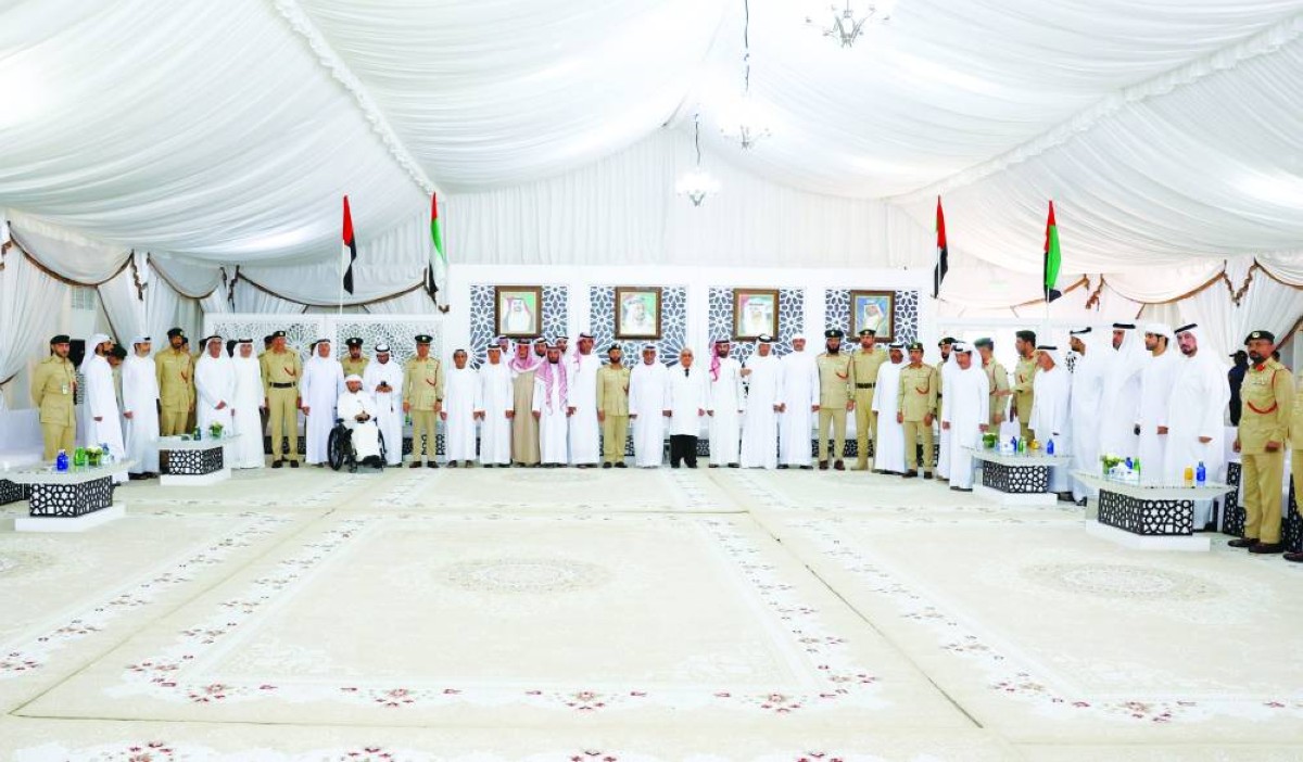 خليل المنصوري خلال لقائه المواطنين بحضور مديري إدارات مراكز الشرطة