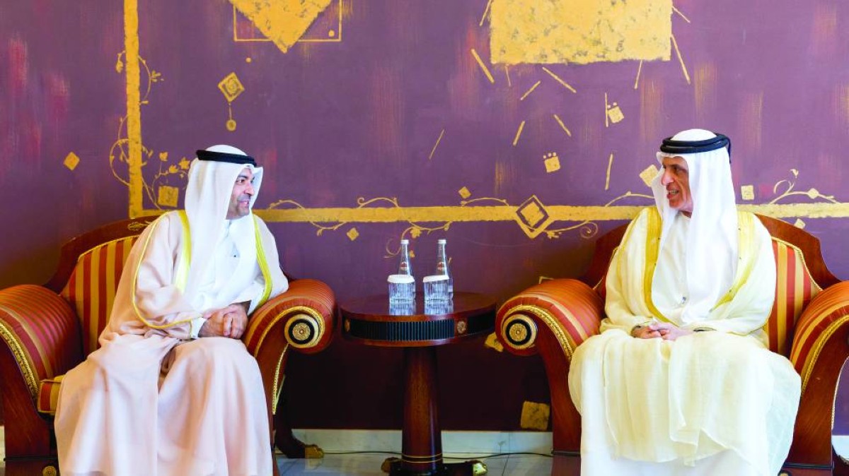 سعود بن صقر لدى استقباله علي الذايدي
