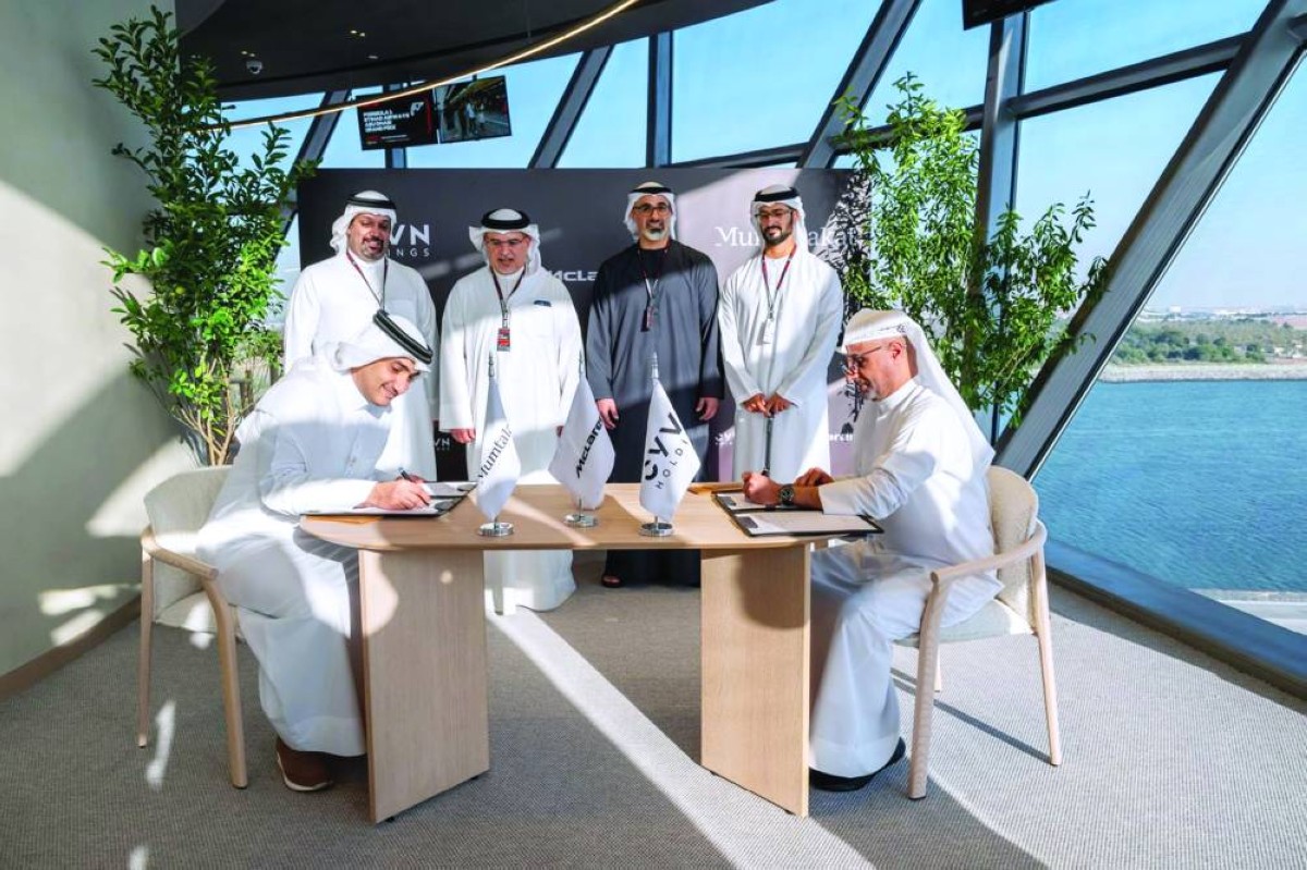 خالد بن محمد وسلمان بن حمد خلال التوقيع