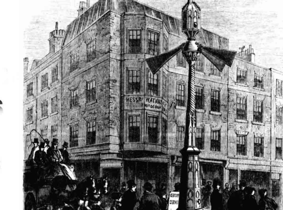 1868 -  تركيب أول إشارة مرور خارج قصر وستمنستر في لندن. وكانت تشبه إشارات السكك الحديدية.