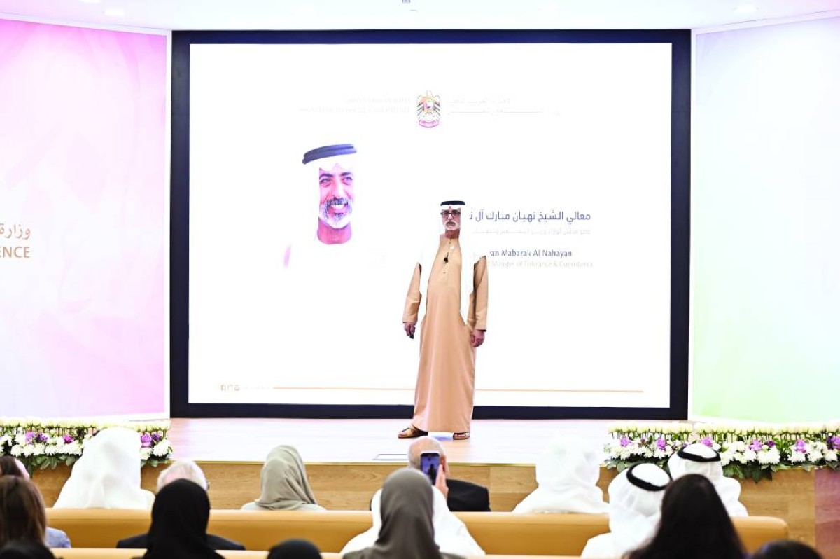 نهيان بن مبارك متحدثاً إلى كوادر الوزارة